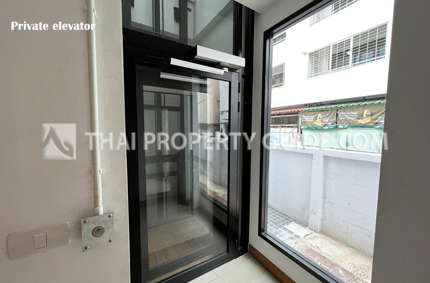House with Private Pool in Sukhumvit 