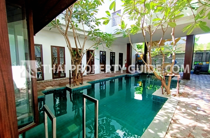 House with Private Pool in Sukhumvit 