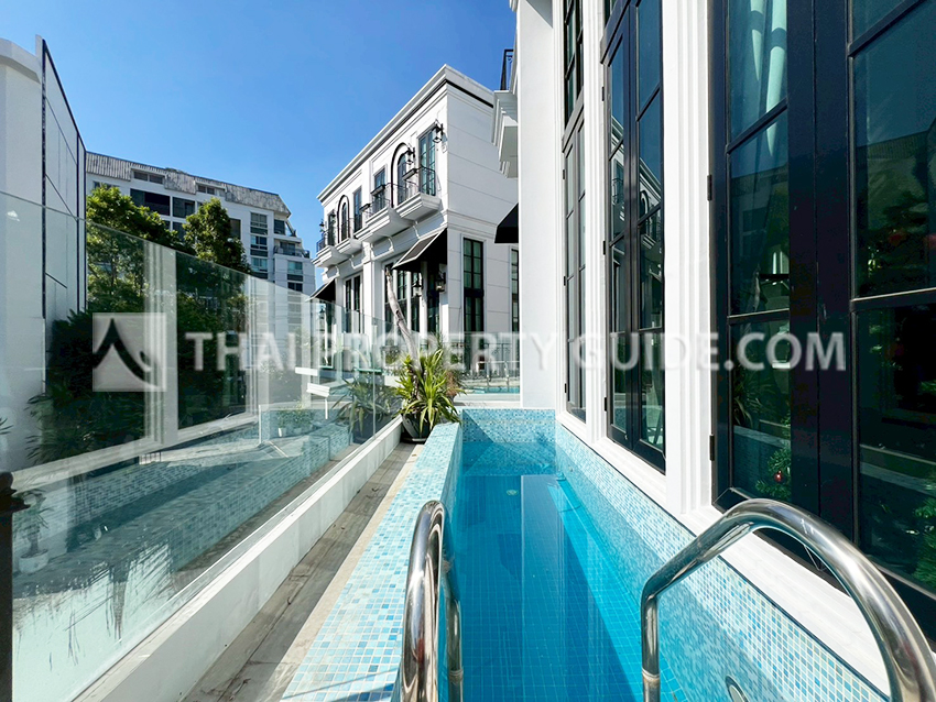 House with Private Pool in Sukhumvit 