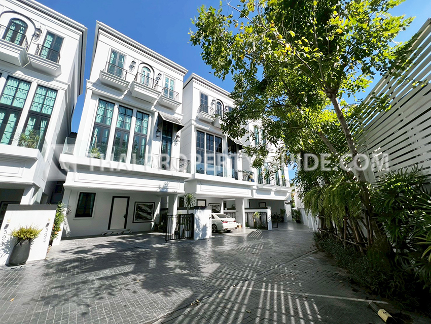House with Private Pool in Sukhumvit 