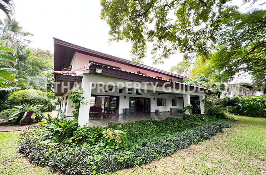House with Shared Pool in Bangnatrad 