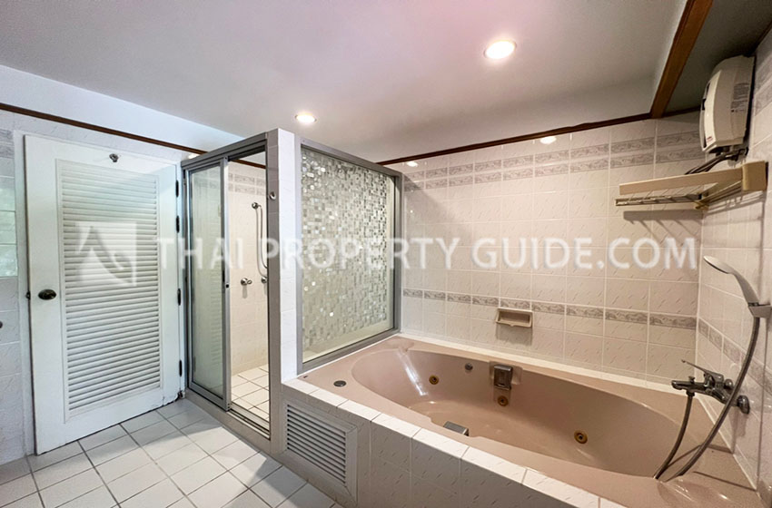 House with Shared Pool in Bangnatrad 