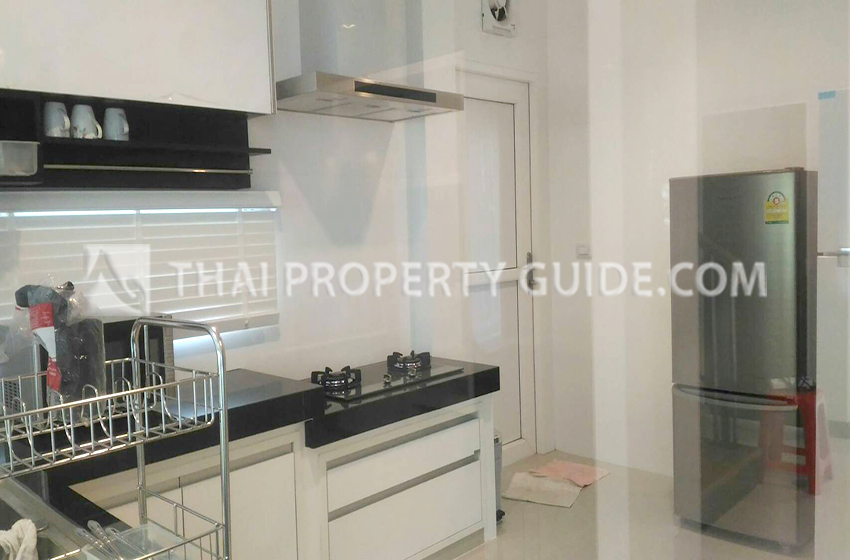 House with Shared Pool in Bangnatrad 