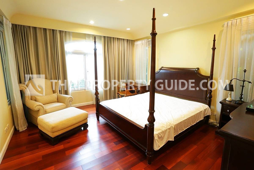 House with Shared Pool in Bangnatrad 
