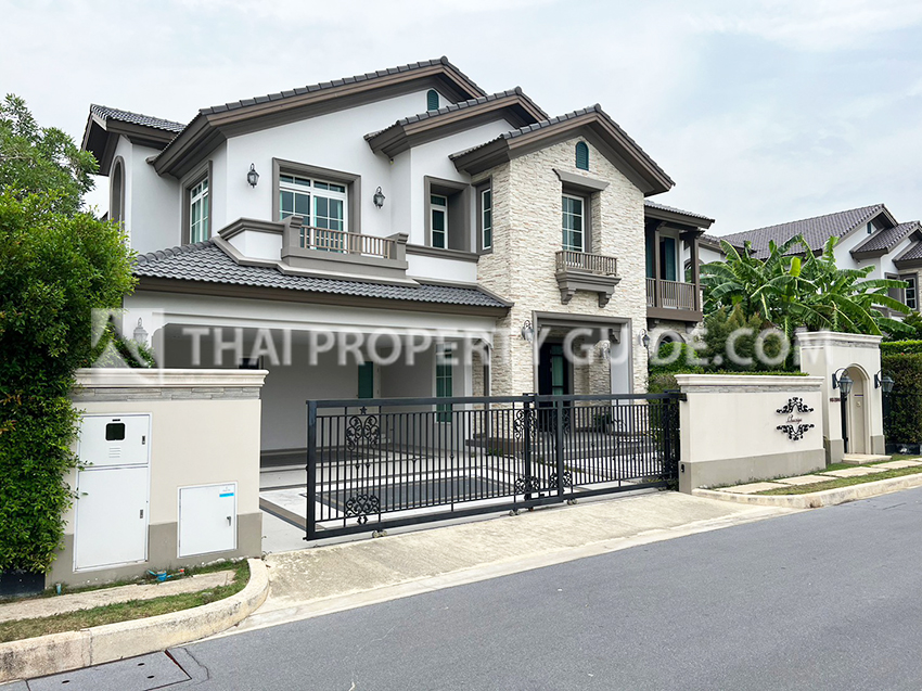 House with Shared Pool in Bangnatrad : Nantawan Bangna Km.7 