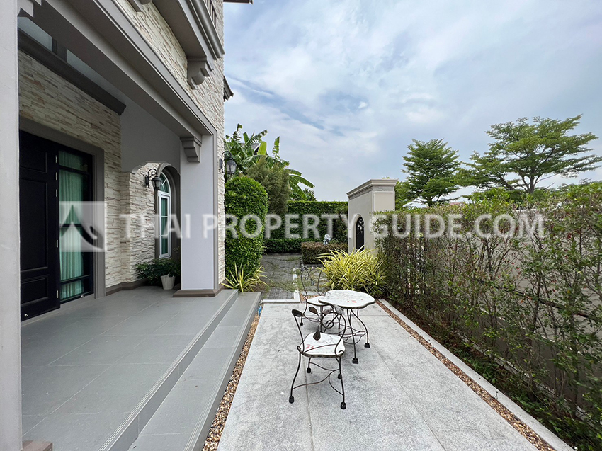 House with Shared Pool in Bangnatrad : Nantawan Bangna Km.7 