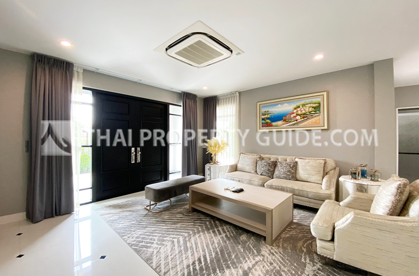 House with Shared Pool in Bangnatrad : Nantawan Bangna Km.7 