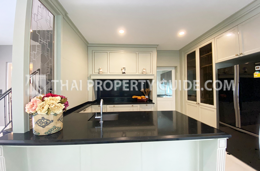 House with Shared Pool in Bangnatrad : Nantawan Bangna Km.7 