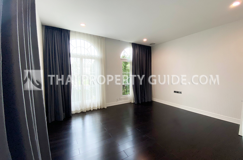 House with Shared Pool in Bangnatrad : Nantawan Bangna Km.7 