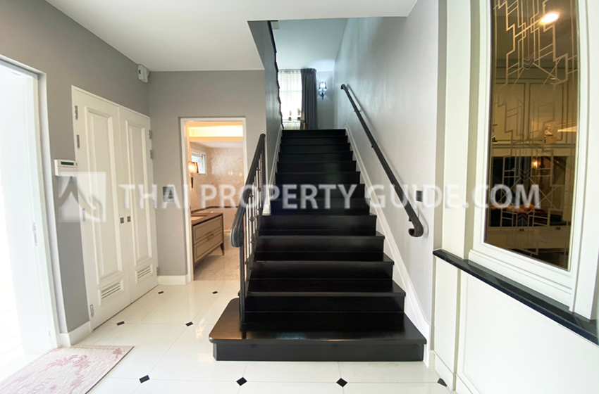 House with Shared Pool in Bangnatrad : Nantawan Bangna Km.7 