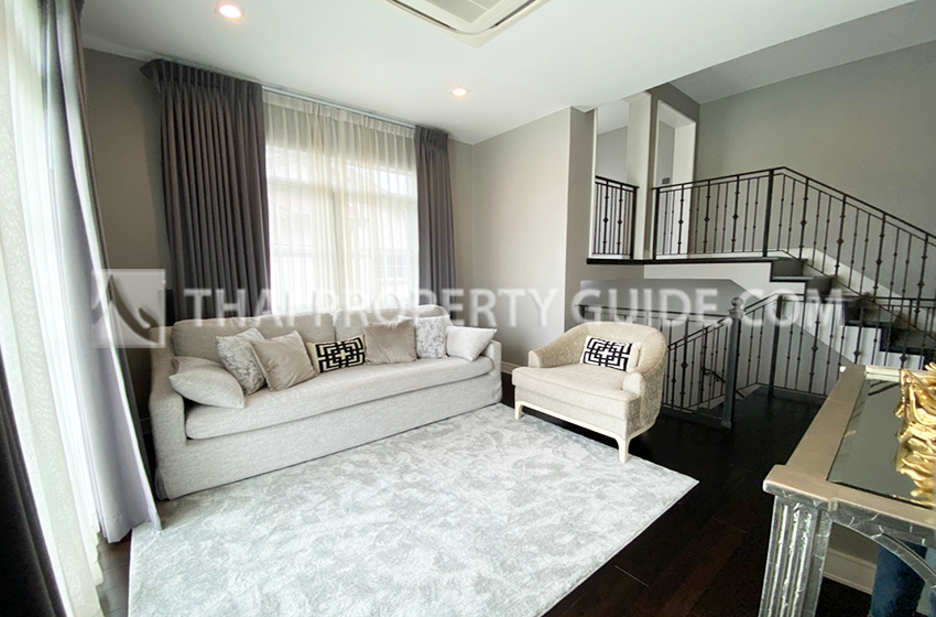 House with Shared Pool in Bangnatrad : Nantawan Bangna Km.7 