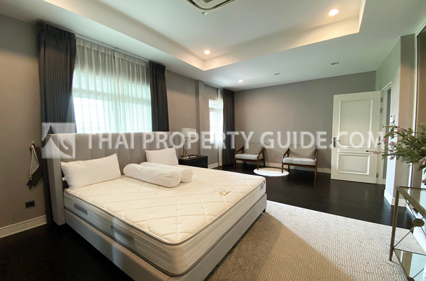 House with Shared Pool in Bangnatrad : Nantawan Bangna Km.7 