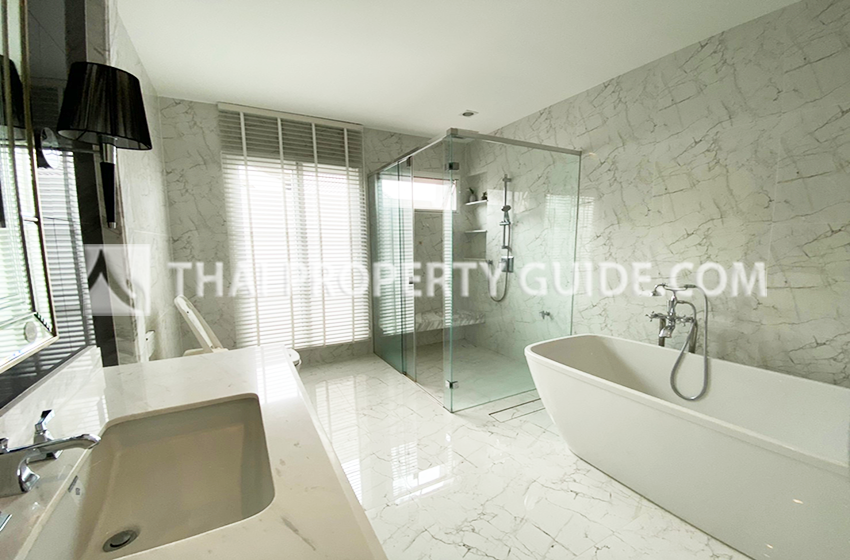 House with Shared Pool in Bangnatrad : Nantawan Bangna Km.7 