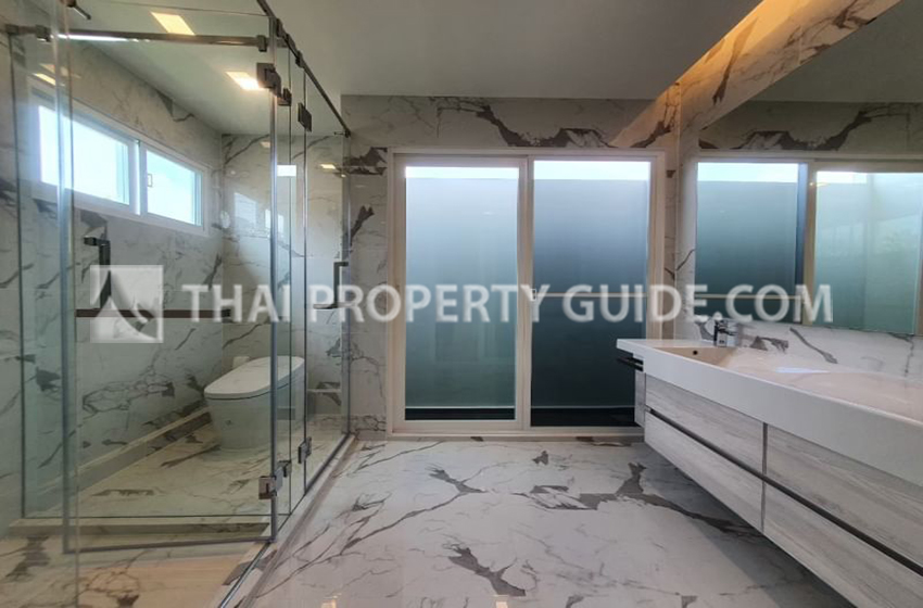 House with Shared Pool in Bangnatrad 