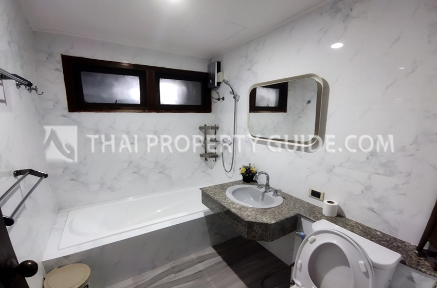 House with Shared Pool in Bangnatrad 