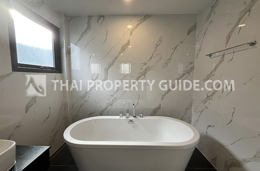 House with Shared Pool in Bangnatrad 