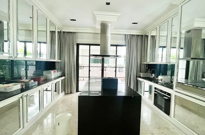 House with Shared Pool in Bangnatrad 