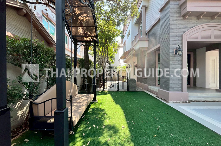 House with Shared Pool in Bangnatrad : Nantawan Bangna Km.7 