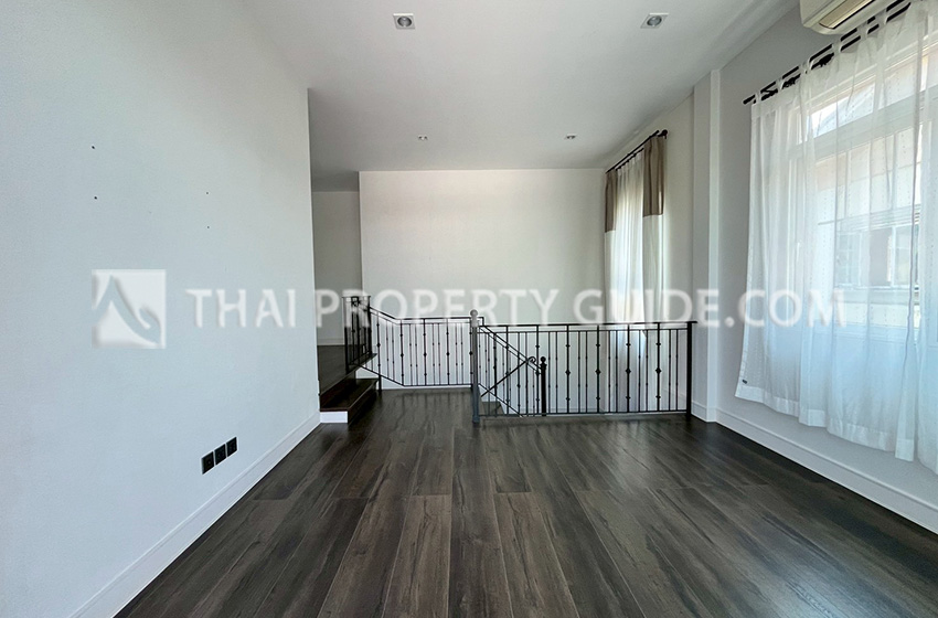 House with Shared Pool in Bangnatrad : Nantawan Bangna Km.7 