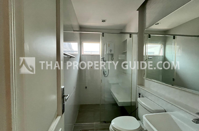 House with Shared Pool in Bangnatrad : Nantawan Bangna Km.7 