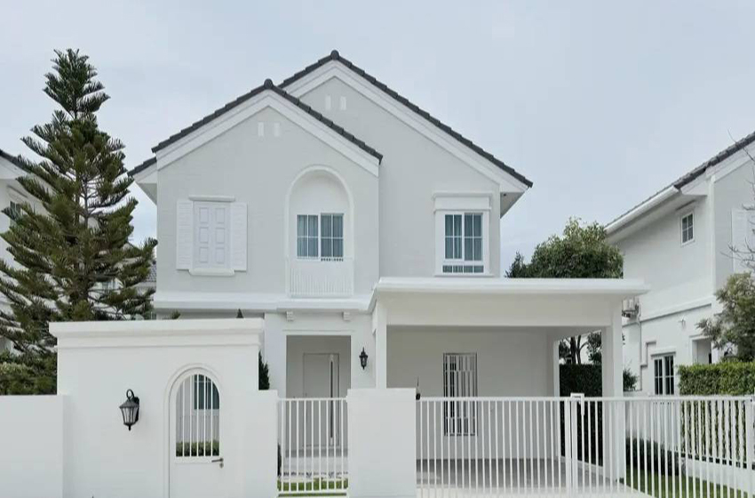House with Shared Pool in Bangnatrad