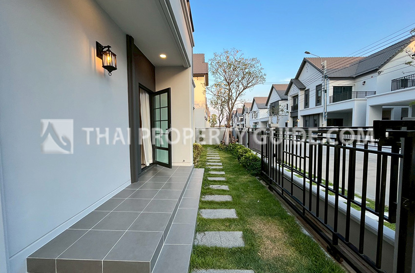 House with Shared Pool in Bangnatrad 