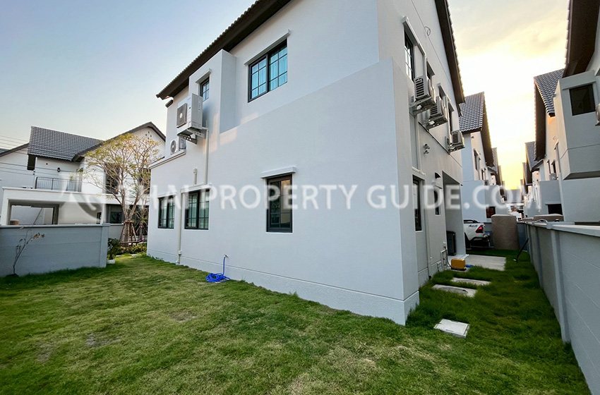 House with Shared Pool in Bangnatrad 