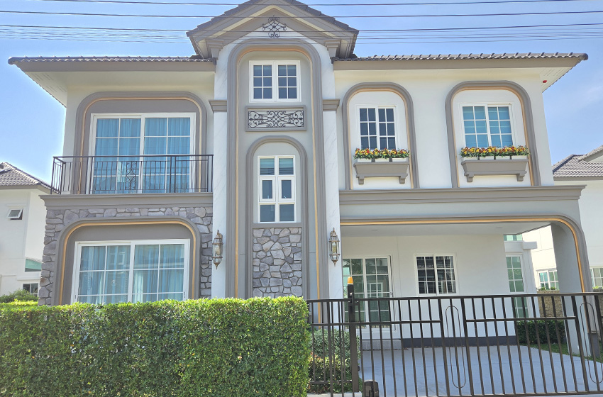House with Shared Pool in Bangnatrad 