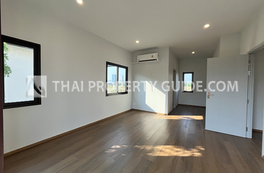 House with Shared Pool in Bangnatrad 