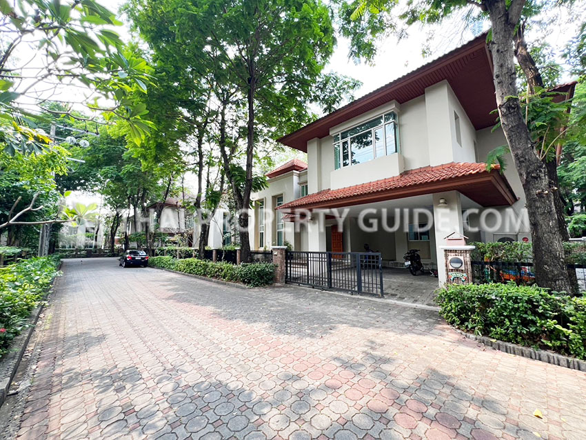 House with Shared Pool for rent in Nichada Thani