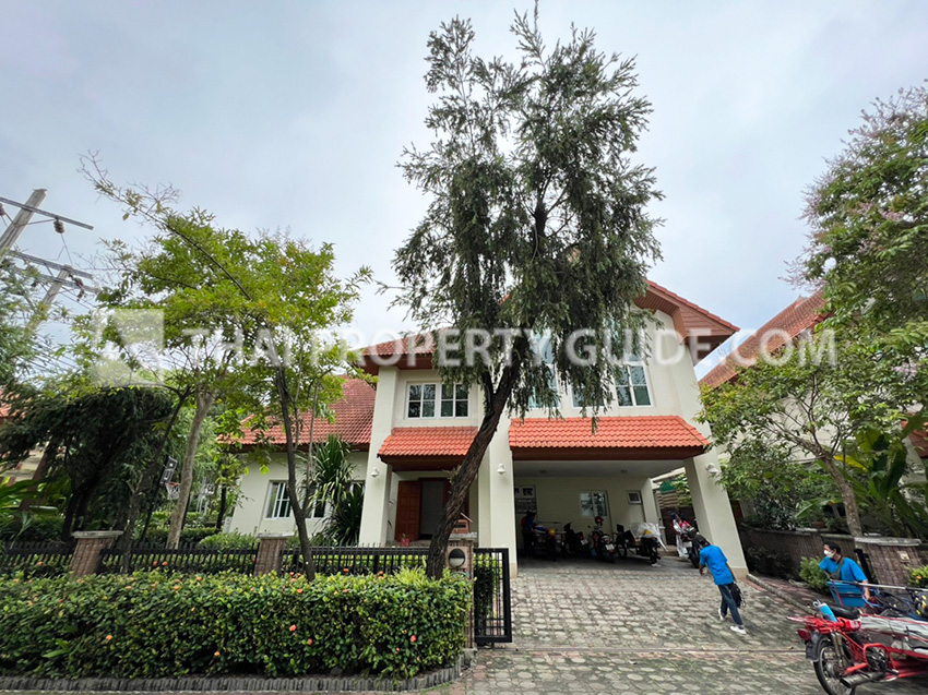 House with Shared Pool for rent in Nichada Thani