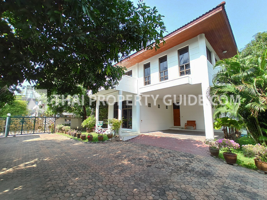 House with Shared Pool for rent in New Petchburi
