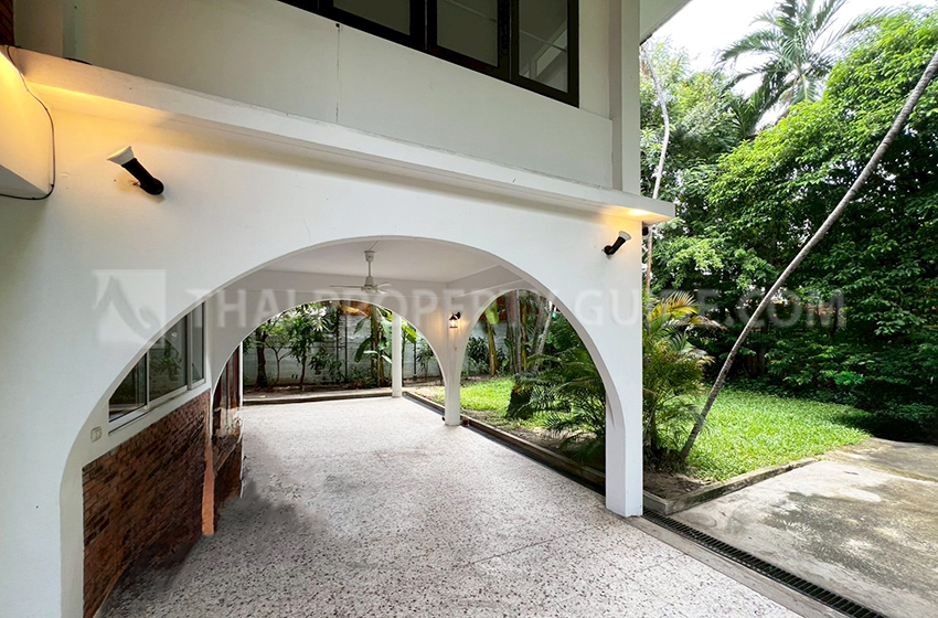 House with Shared Pool in New Petchburi 
