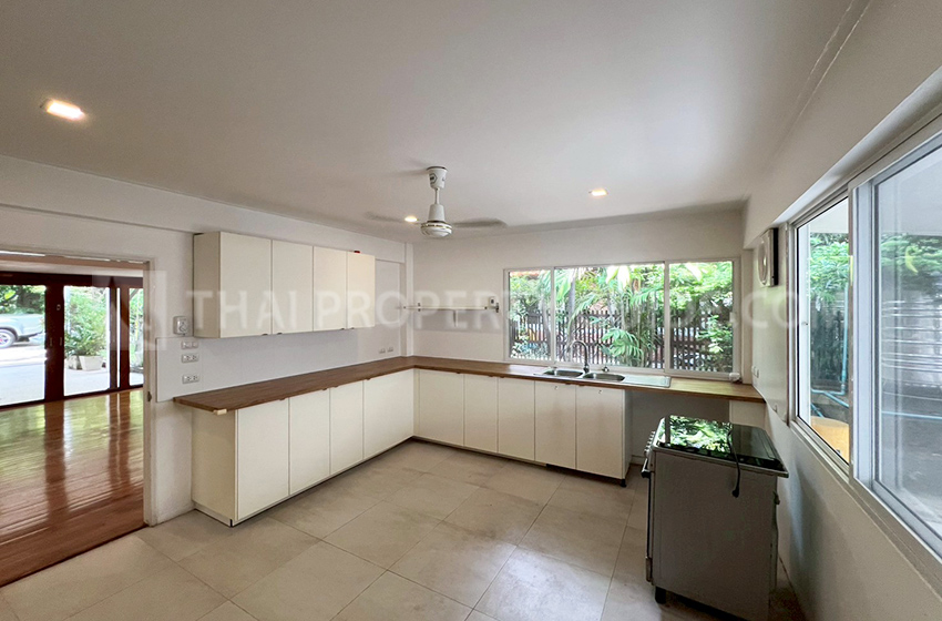 House with Shared Pool in New Petchburi 