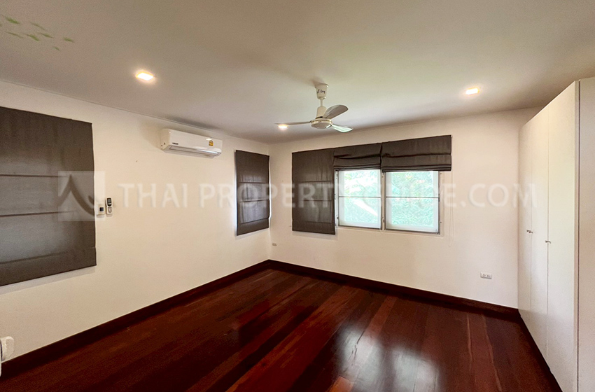 House with Shared Pool in New Petchburi 