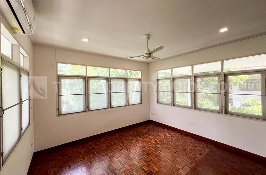 House with Shared Pool in New Petchburi 