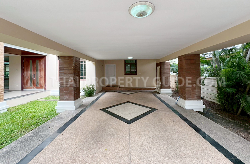 House with Shared Pool in Pattanakarn 