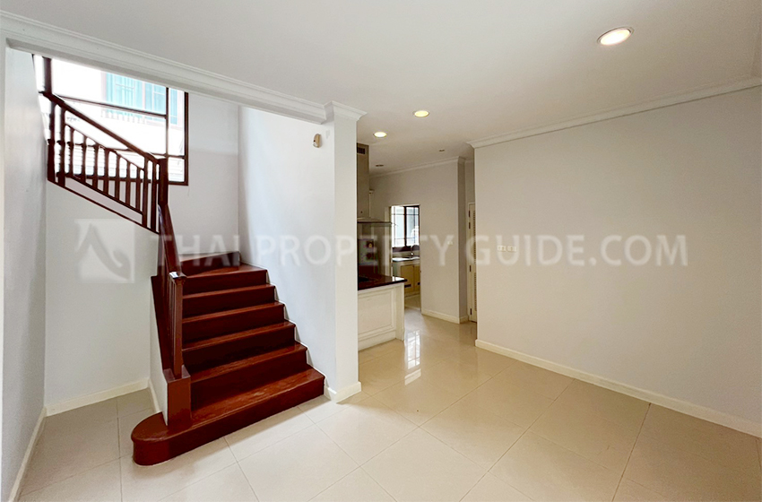 House with Shared Pool in Pattanakarn 