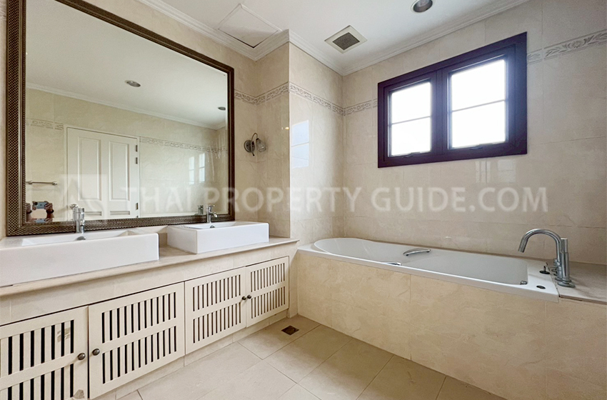 House with Shared Pool in Pattanakarn 