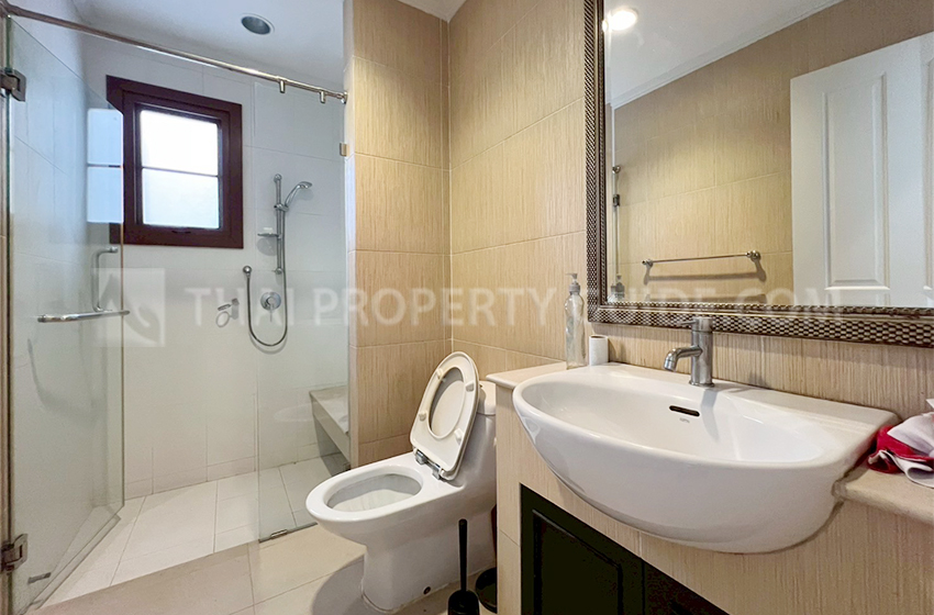 House with Shared Pool in Pattanakarn 