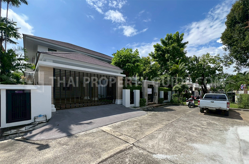 House with Shared Pool for rent in Pattanakarn