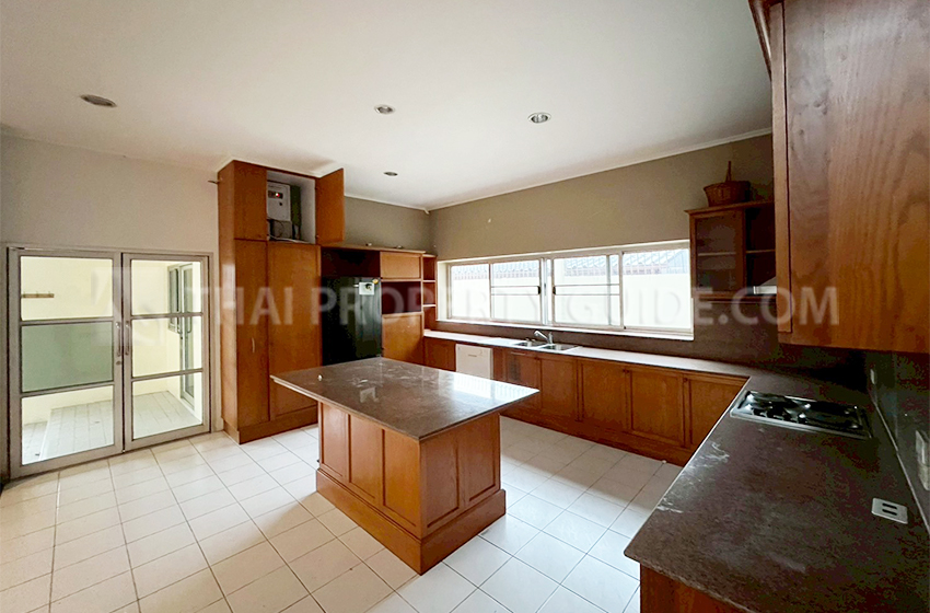 House with Shared Pool in Pattanakarn : Panya Village On-Nut 