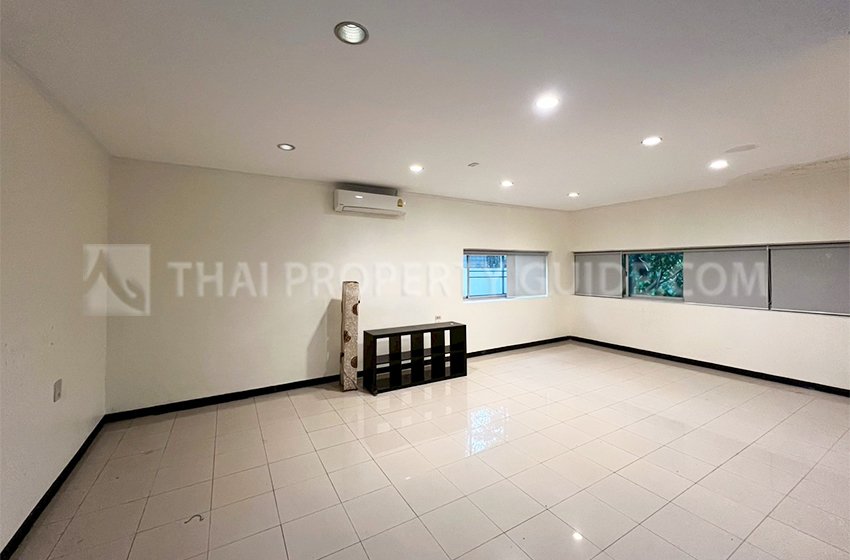 House with Shared Pool in Pattanakarn : Panya Village On-Nut 