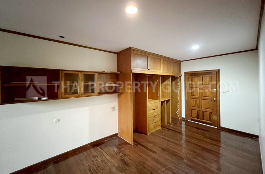 House with Shared Pool in Pattanakarn : Panya Village On-Nut 