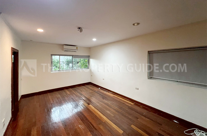 House with Shared Pool in Pattanakarn : Panya Village On-Nut 