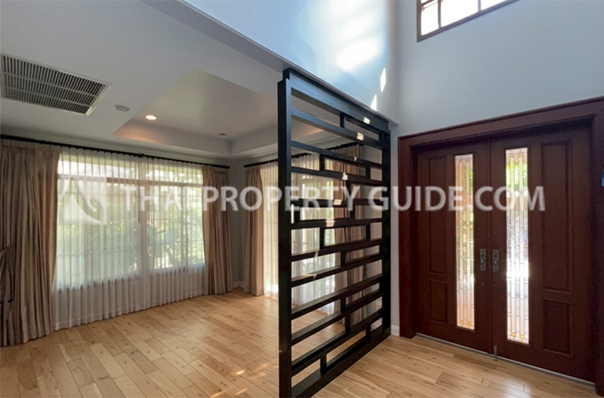 House with Shared Pool in Pattanakarn 