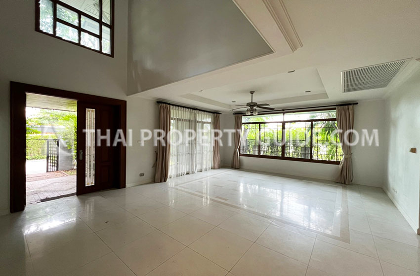 House with Shared Pool in Pattanakarn 