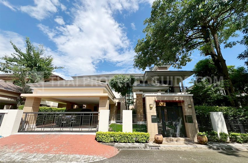 House with Shared Pool for rent in Pattanakarn