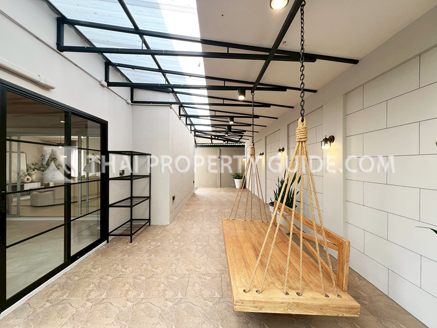 House with Shared Pool in Pattanakarn 