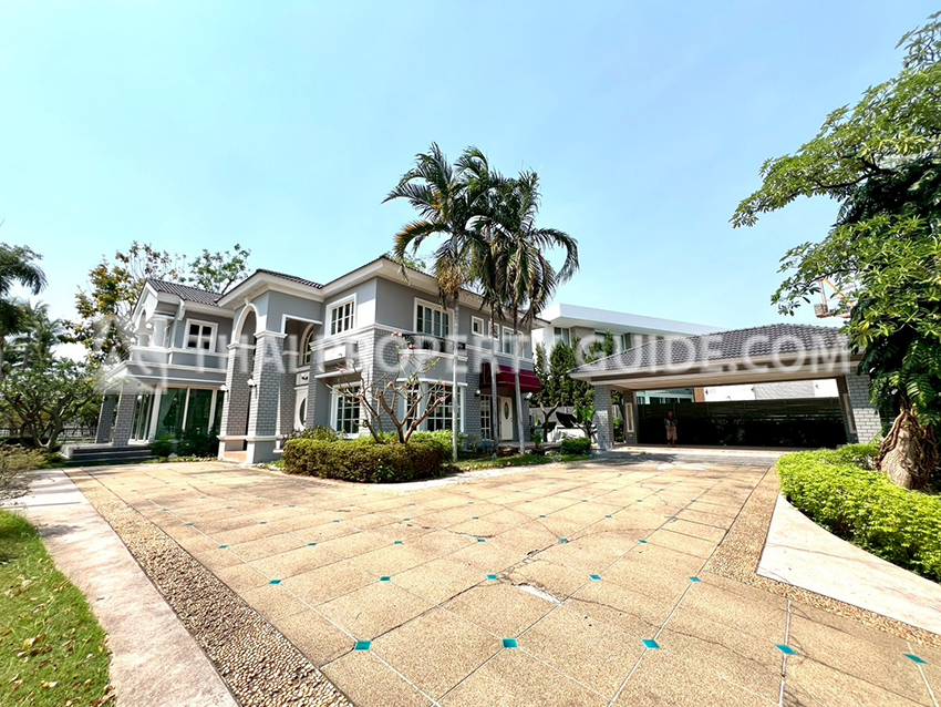 House with Shared Pool for rent in Srinakarin